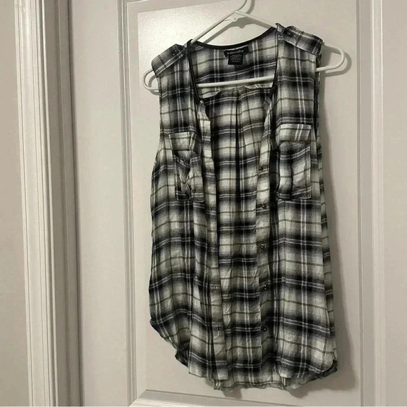 STOOSH Sleeveless Button Down Top (Colors- Black, White & Blue) - Picture 4 of 15